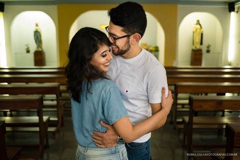 Ensaio pré casamento da Renata e do Tihiro contando a história de como se conheceram na escola com fotos criativas e expontâneas fotografado por romulo silva fotografias '