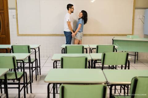 Ensaio pré casamento da Renata e do Tihiro contando a história de como se conheceram na escola com fotos criativas e expontâneas fotografado por romulo silva fotografias '