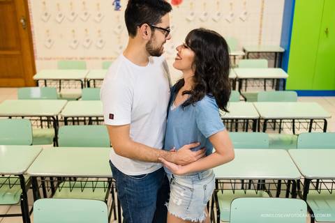 Ensaio pré casamento da Renata e do Tihiro contando a história de como se conheceram na escola com fotos criativas e expontâneas fotografado por romulo silva fotografias '