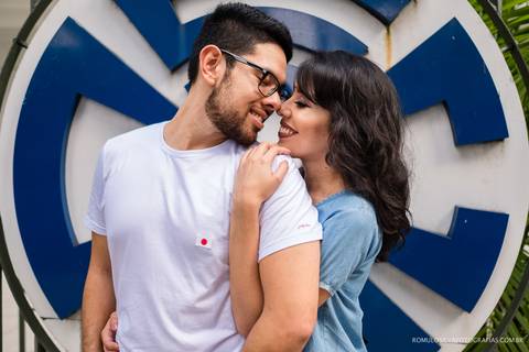 Ensaio pré casamento da Renata e do Tihiro contando a história de como se conheceram na escola com fotos criativas e expontâneas fotografado por romulo silva fotografias '