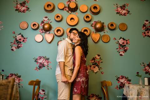 Ensaio pré casamento da Renata e do Tihiro contando a história de como se conheceram na escola com fotos criativas e expontâneas fotografado por romulo silva fotografias '