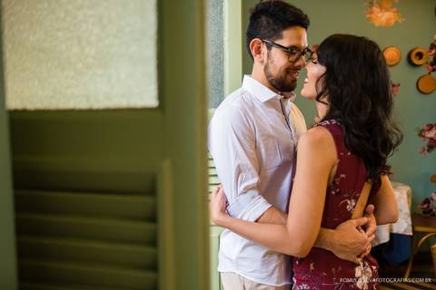 Ensaio pré casamento da Renata e do Tihiro contando a história de como se conheceram na escola com fotos criativas e expontâneas fotografado por romulo silva fotografias '