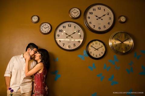 Ensaio pré casamento da Renata e do Tihiro contando a história de como se conheceram na escola com fotos criativas e expontâneas fotografado por romulo silva fotografias '