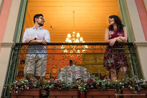 Ensaio pré casamento da Renata e do Tihiro contando a história de como se conheceram na escola com fotos criativas e expontâneas fotografado por romulo silva fotografias '