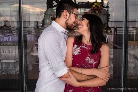 Ensaio pré casamento da Renata e do Tihiro contando a história de como se conheceram na escola com fotos criativas e expontâneas fotografado por romulo silva fotografias '