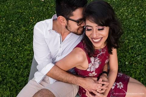 Ensaio pré casamento da Renata e do Tihiro contando a história de como se conheceram na escola com fotos criativas e expontâneas fotografado por romulo silva fotografias '