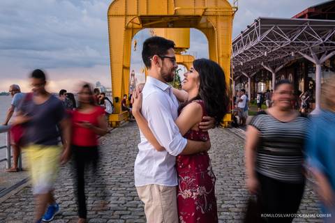 Ensaio pré casamento da Renata e do Tihiro contando a história de como se conheceram na escola com fotos criativas e expontâneas fotografado por romulo silva fotografias '