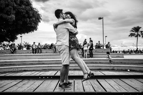 Ensaio pré casamento da Renata e do Tihiro contando a história de como se conheceram na escola com fotos criativas e expontâneas fotografado por romulo silva fotografias '