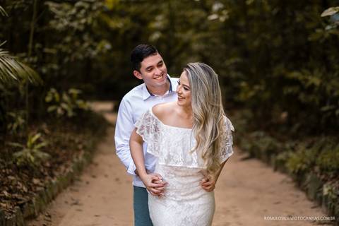 ensaio pré casamento da fernanda e do alex no bosque rodrigues alves em belém do pará com fotos divertidas e expontâneas fotografado pelo romulo silvafotografias'