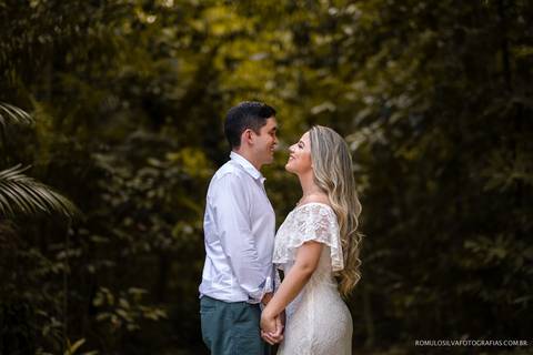 ensaio pré casamento da fernanda e do alex no bosque rodrigues alves em belém do pará com fotos divertidas e expontâneas fotografado pelo romulo silvafotografias'