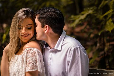 ensaio pré casamento da fernanda e do alex no bosque rodrigues alves em belém do pará com fotos divertidas e expontâneas fotografado pelo romulo silvafotografias'