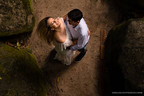 ensaio pré casamento da fernanda e do alex no bosque rodrigues alves em belém do pará com fotos divertidas e expontâneas fotografado pelo romulo silvafotografias'