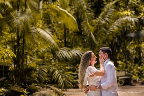 ensaio pré casamento da fernanda e do alex no bosque rodrigues alves em belém do pará com fotos divertidas e expontâneas fotografado pelo romulo silvafotografias'