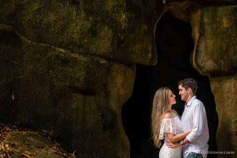 ensaio pré casamento da fernanda e do alex no bosque rodrigues alves em belém do pará com fotos divertidas e expontâneas fotografado pelo romulo silvafotografias'