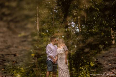ensaio pré casamento da fernanda e do alex no bosque rodrigues alves em belém do pará com fotos divertidas e expontâneas fotografado pelo romulo silvafotografias'