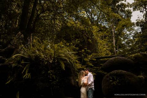 ensaio pré casamento da fernanda e do alex no bosque rodrigues alves em belém do pará com fotos divertidas e expontâneas fotografado pelo romulo silvafotografias'
