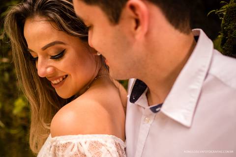 ensaio pré casamento da fernanda e do alex no bosque rodrigues alves em belém do pará com fotos divertidas e expontâneas fotografado pelo romulo silvafotografias'
