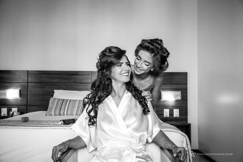 making of da noiva odíria após a maquiagem com os cabelos soltos e mostrando o carinho entre tia e sobrinha'