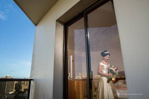 making of da noiva odíria com reflexo na janela'