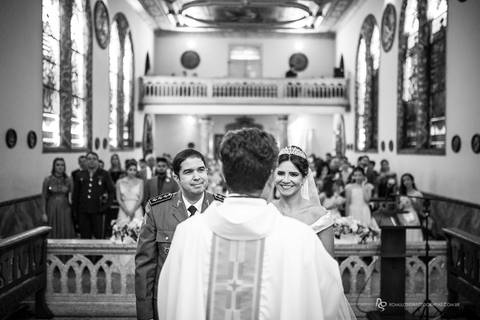 casamento odorai e dimitri cerimonia com visão por trás do padre'