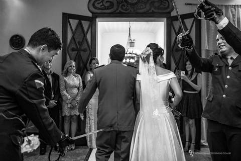 casamento odorai e dimitri saída após a cerimonia com teto de aço'