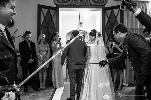 casamento odorai e dimitri saída após a cerimonia com teto de aço'