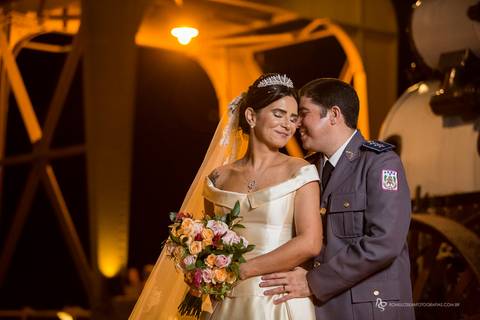 casamento odorai e dimitri em sua fotos externas na estação das docas após a cerimonia'