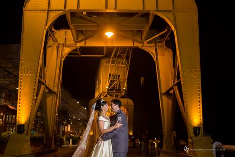 casamento odorai e dimitri em sua fotos externas na estação das docas após a cerimonia'