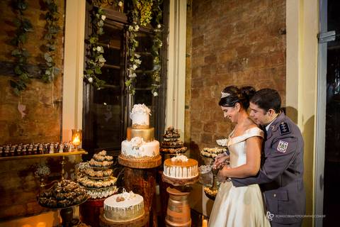 casamento odorai e dimitri decoração e corte do bolo na festa'