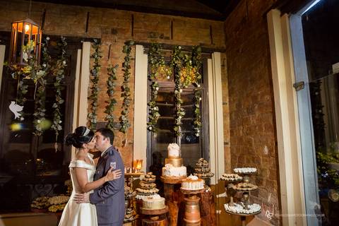 casamento odorai e dimitri decoração e corte do bolo na festa'