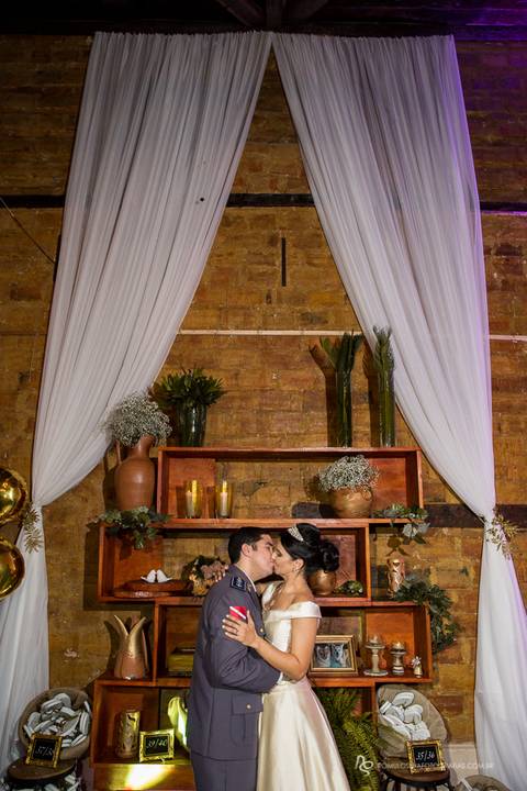 casamento odorai e dimitri aproveitando bem o espaço da decoração  na festa de casamento'