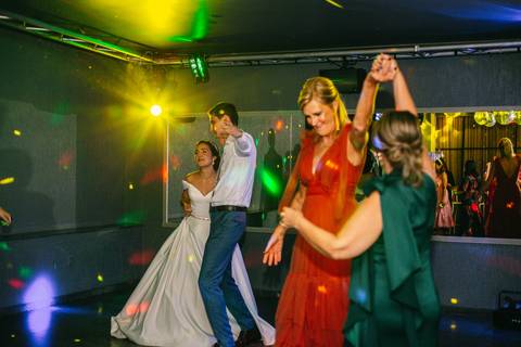 convidados na pista de dança'