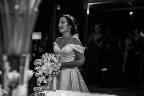 noiva jogando buquê'