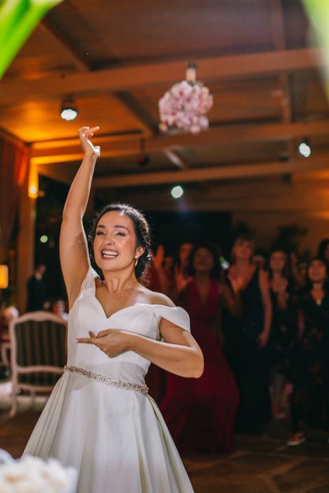 noiva jogando buquê'