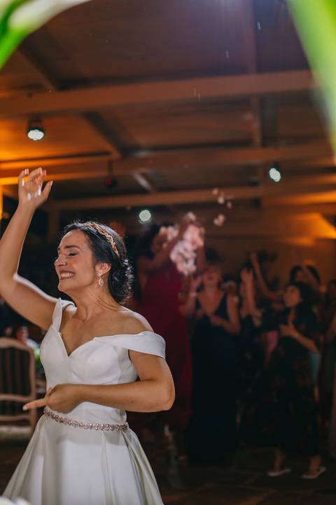 noiva jogando buquê'