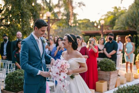 noivo recendo a noiva no altar'