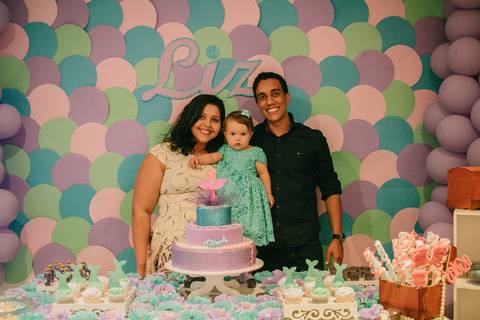 pais na mesa do bolo'