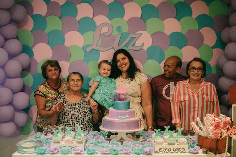 mesa do bolo com os avós'