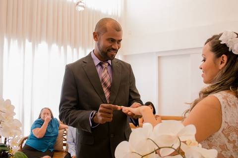 troca de aliança dos noivos no civil'