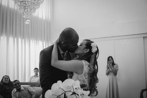 momento do beijo dos noivos'