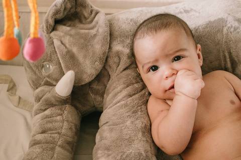 BEBE COM DEDO NA BOCA'