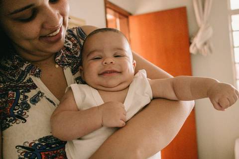 BEBE SORRINDO PARA A MAMAE'