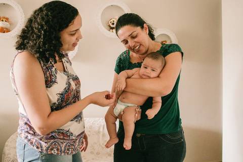 VOVÓ SEGURANDO O NETO NOS BRAÇOS'