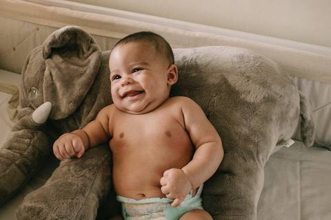 BEBE SORRINDO PARA A FOTO'