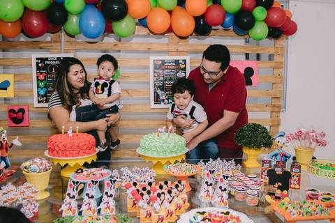 cantando parabéns para os aniversariantes'