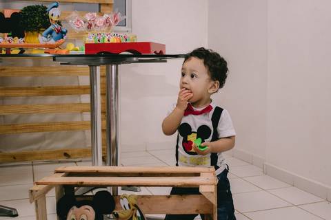 aniversariante comendo doces'