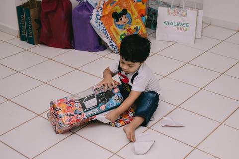 aniversariante abrindo os presentes'