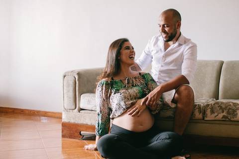ensaio fotográfico de gestante em casa'