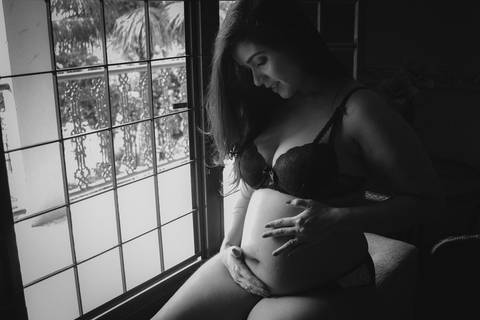 ensaio gestante de lingerie'