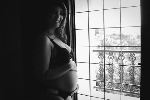 ensaio fotográfico de gestante em casa'